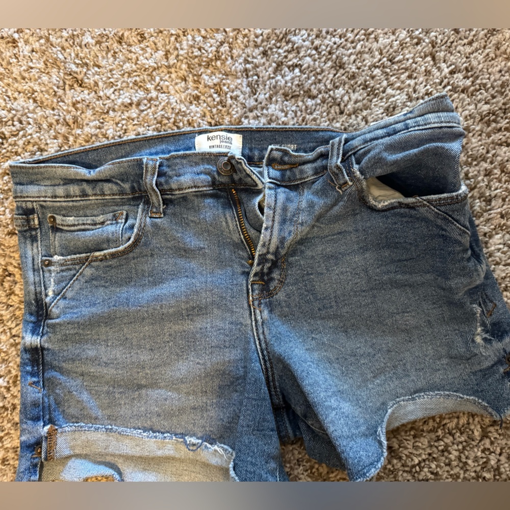 Women’s size 6/28 Kenzie denim short.